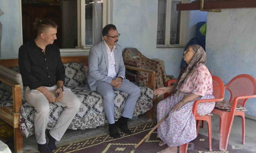 Kaymakam Ateş Atça’da kapı kapı dolaşıp ihtiyaçları yerinde dinledi