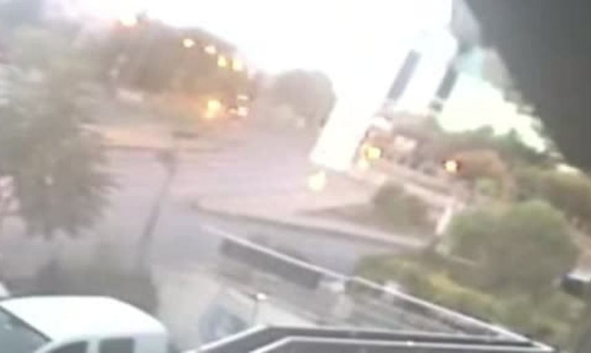 Kırmızı ışığı hiçe sayan sürücü kamyonu devirdi: görüntüler güvenlik kamerasında