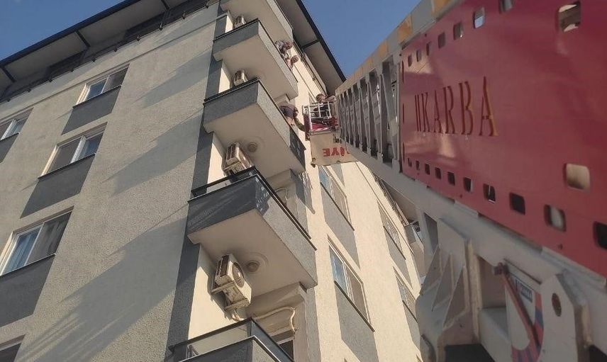 Böcek paniği balkonda mahsur bıraktı: itfaiye merdiveniyle kurtarıldı