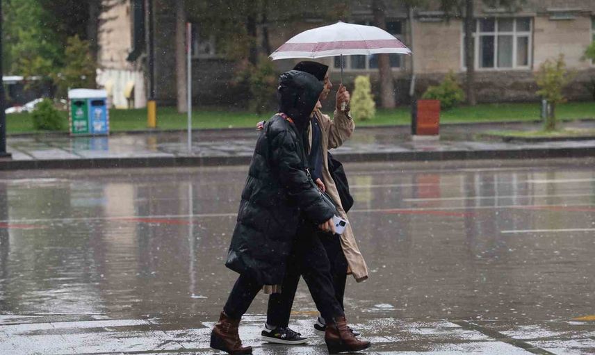 Elazığ'da aniden bastıran sağanak yaşamı etkiledi