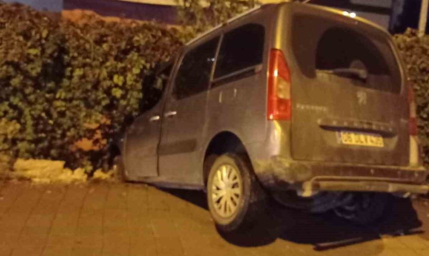 Bahçe duvarına çarpan hafif ticari araç maddi hasar oluşturdu