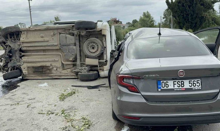 Terme'de panelvan refüjdeki ağaca çarpıp karşı şeritteki otomobilin üzerine düştü