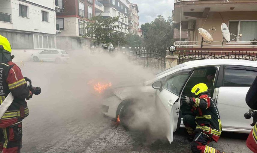 Burhaniye'de cadde üzerinde aniden alevlenen otomobil çevreye sıçramadan söndürüldü