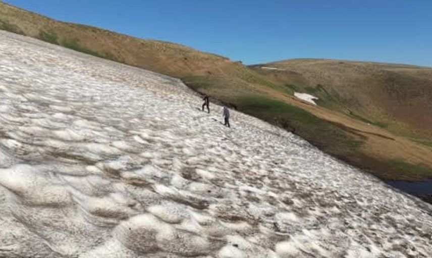 Yaz ortasında karla buluşma: Kurtik Dağı'nda buzul göleti keşfi