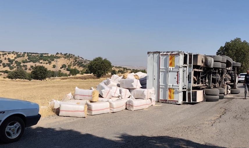 Çermik'te saman yüklü kamyon yan yattı