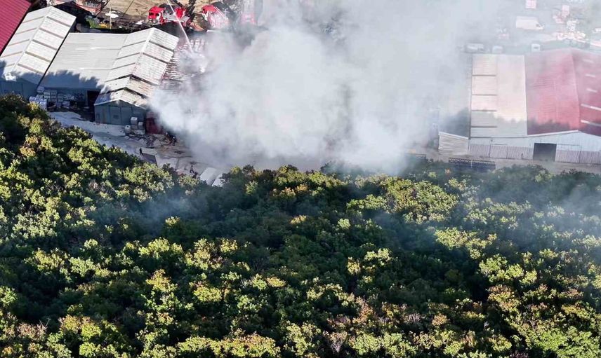 Kemerburgaz'da yediemin icra deposunda çıkan yangın dronla kaydedildi