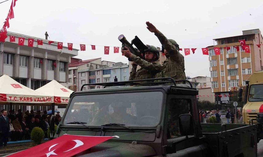 Kars'ta yağmur altında cumhuriyet coşkusu: 103 öğrenciyle halay