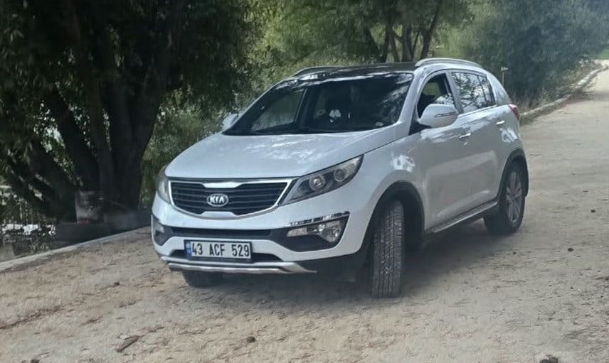 Pelitözü göletinde yürüyüş yolunu kapatan araç tepkilerin odağı oldu