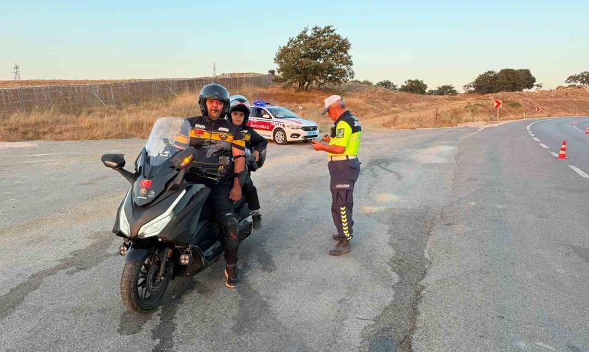 Söğüt'te yol kontrolünde motosiklet sürücülerine güvenli sürüş eğitimi