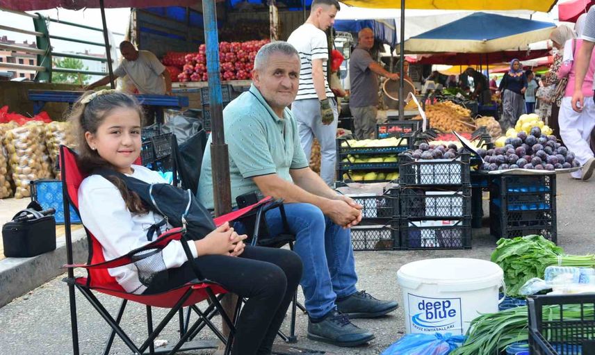 Pazarda babasının eli ayağı olan 10 yaşındaki Azra'nın gündelik mesaisi