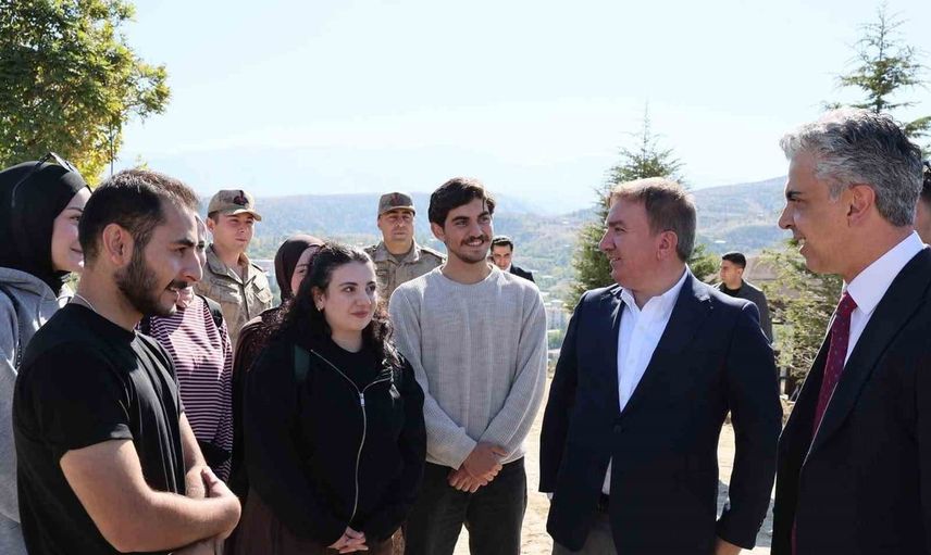 Kemah'ta öğrencilerle buluşma: vali ve rektörün samimi sohbeti