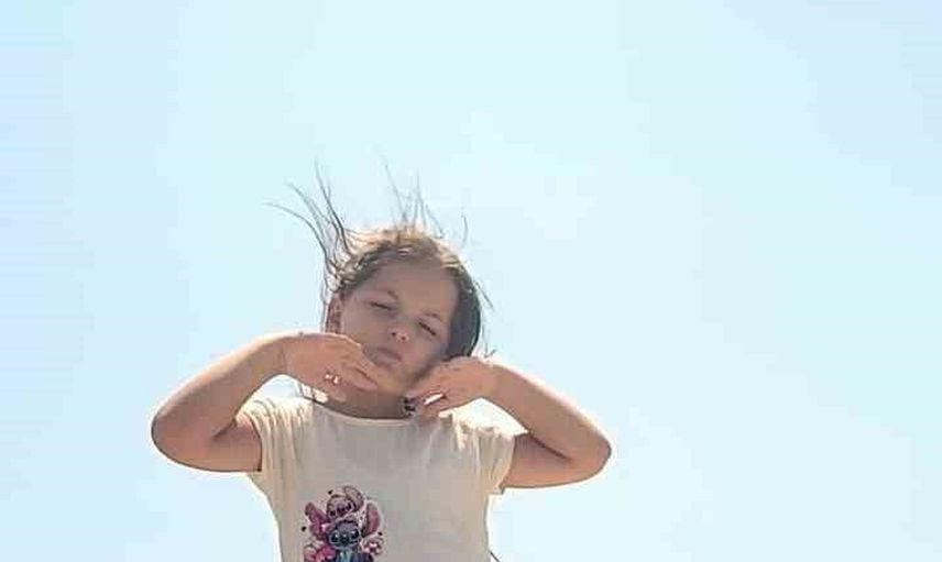 Enkazın gölgesinde bir fotoğraf: 5 yaşındaki Gülce uğurlanıyor