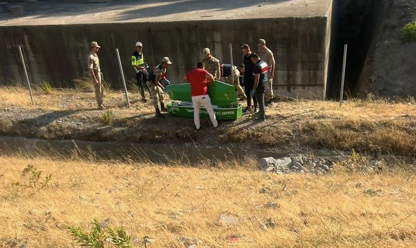 Gaziantep'te köprüden şarampole uçan araçta iki kişi yaşamını yitirdi