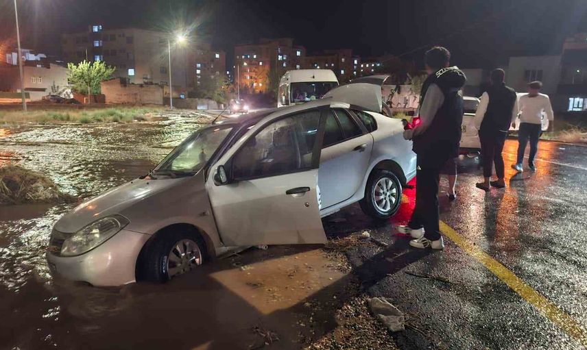 Kahta'da sağanak caddeyi göle çevirdi, bir araç yol ortasında mahsur kaldı