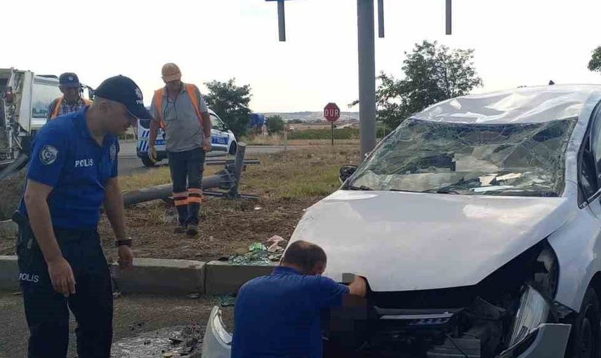 Muratlı çevreyolunda savrulan otomobil bariyere çarptı; iki kişi hastaneye kaldırıldı