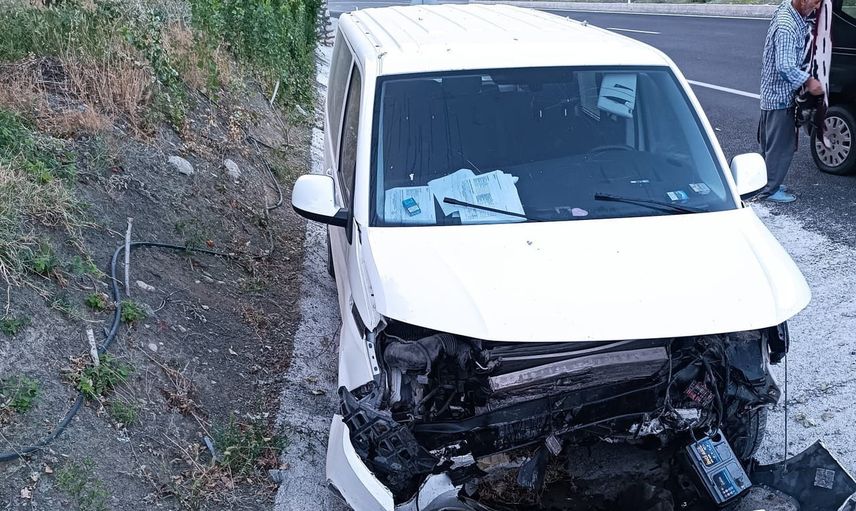Menfeze çarpan araç Gölbaşı yolunda sürücü yaralandı