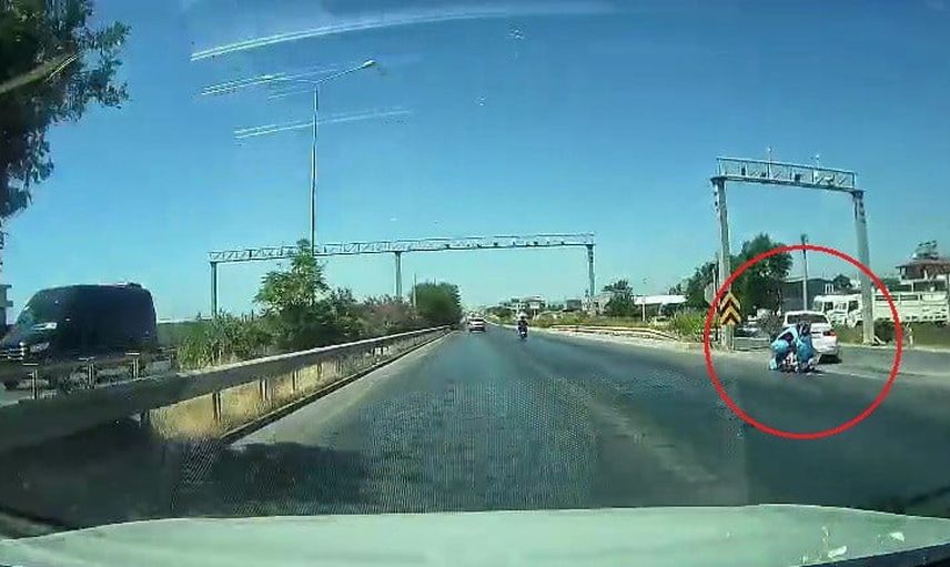 Tali yola kontrolsüz dönüşün ardından motosiklet arkadan çarptı: sürücü yaralandı