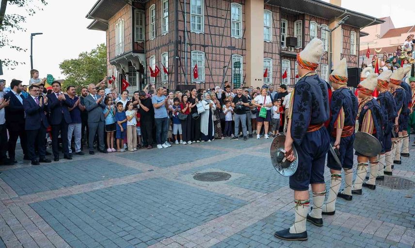 Kurtuluş coşkusu Bursa'da tarihi belediye binasında canlandı
