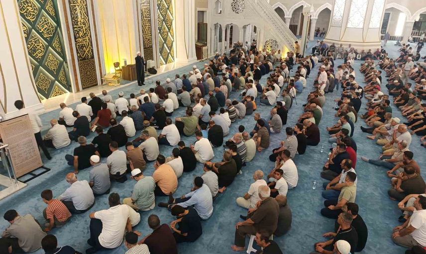 Gaziantep'te Şahinbey Millet Camii'nde kandil gecesi birlik ve dualarla geçti