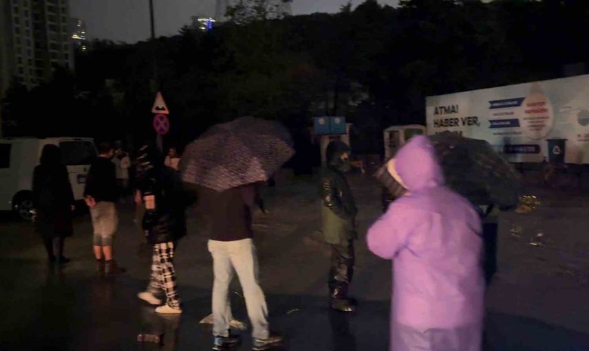 Ayazağa’da sağanak yolları dereye çevirdi, mahalleler karanlığa gömüldü