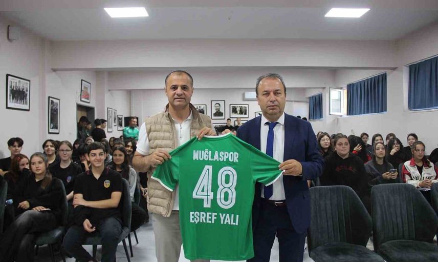 Gençlerle sahada buluşma: Muğlaspor ekibi Turgut Reis Anadolu Lisesi'nde