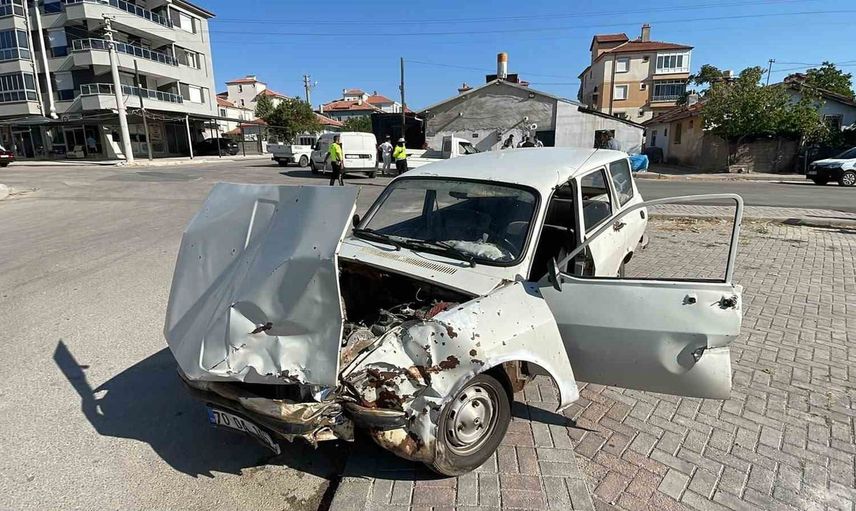 Karaman'da kavşakta çarpışma: sürücünün peşinden koştuğu anlar kayıtta