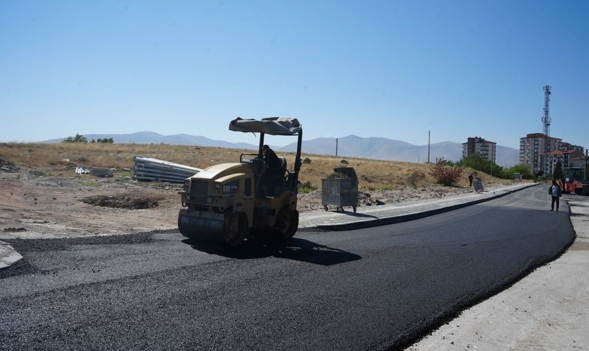 Altyapısı tamamlanan mahallelerde sıcak asfaltla yeni yollar dönemi