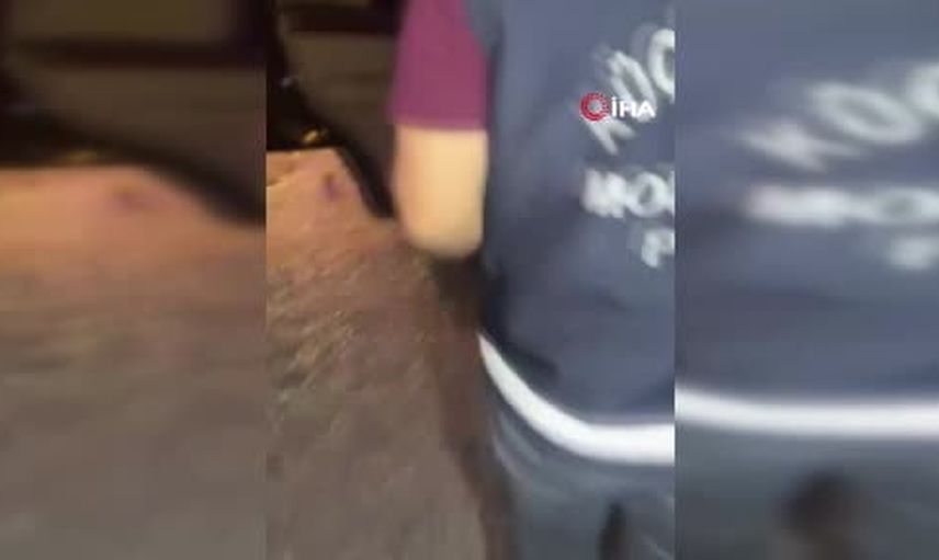 Küçükçekmece'de çakar tertibatlı araçta ruhsatsız tabancalar ve üç gözaltı