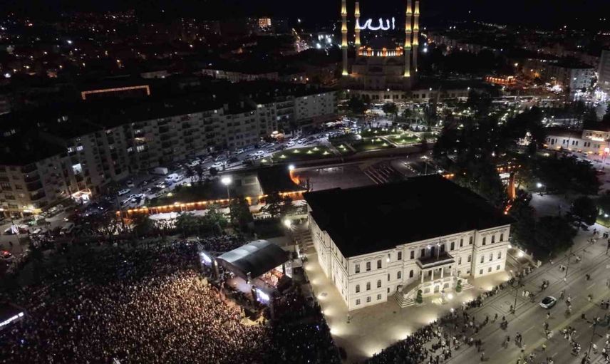 Serkan Kaya memleketi Sivas'ta hayranlarıyla buluştu