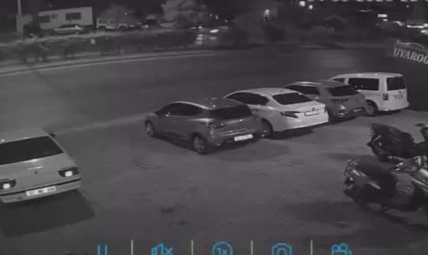 Alanya'da kontrolünü kaybeden Tofaş oto galeride park halindeki üç araca çarptı