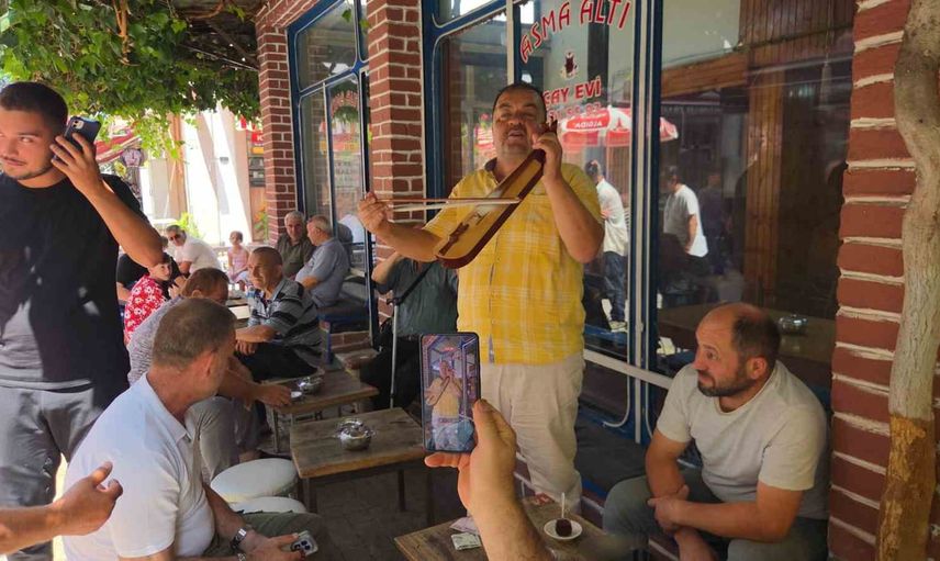 Çay ocaklarında kemençe dinletisi: Nizam Yıldırım sokaklara neşe taşıyor