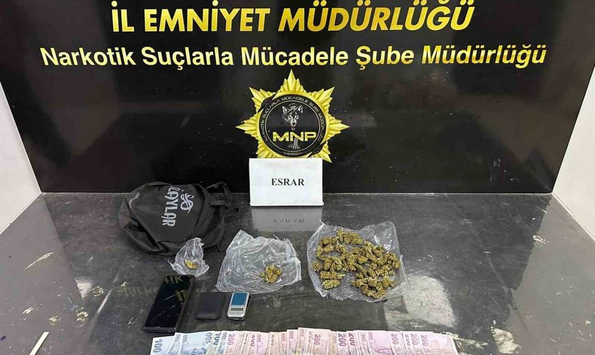 Mersin Akdeniz'de sokak satıcılarına operasyon: 3 kişi tutuklandı