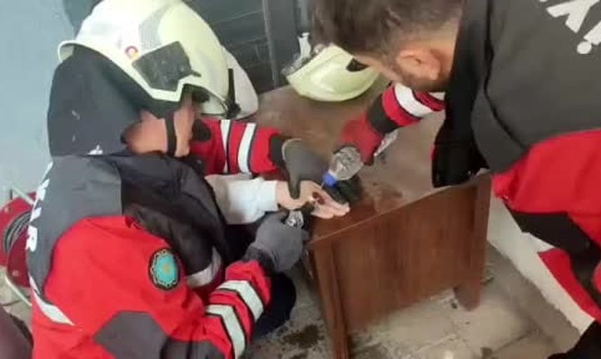 Diyarbakır'da itfaiye ekipleri çocuk parmağında sıkışan metali dikkatli çalışmayla çıkardı