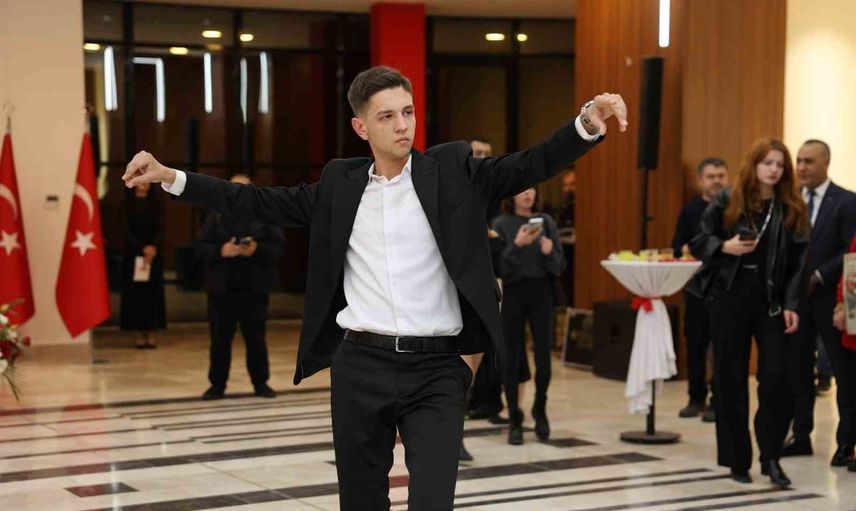 Manisa'da cumhuriyet balosunda zeybek ve vals aynı sahnede