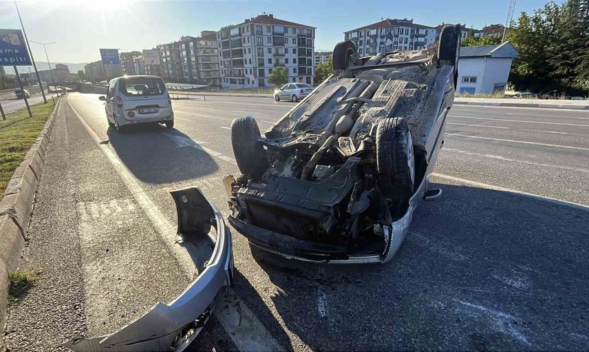 Çorum çevre yolunda refüje çarpan otomobil takla attı