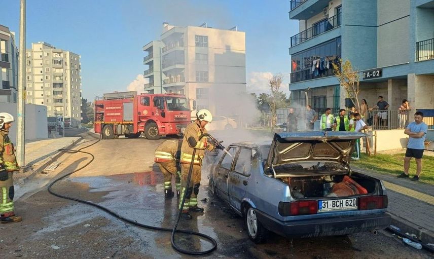 İskenderun'da park halindeki tofaşın motoru alevlerle tahrip oldu