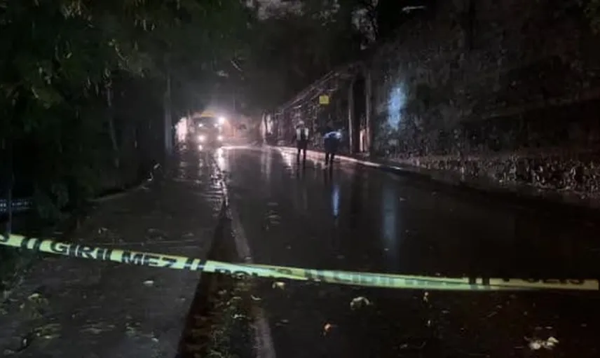 Ortaköy'de Portakal Yokuşu'nda yola kayan istinat duvarı trafiği durdurdu
