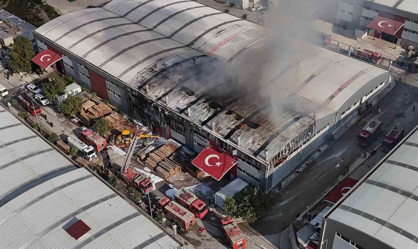 Antakya'da alevlere teslim olan mobilya fabrikası itfaiyenin müdahalesiyle kontrol altına alındı
