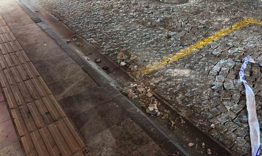 Çatıdan kopan beton parçaları Efeler'de yayayı ve araçları etkiledi