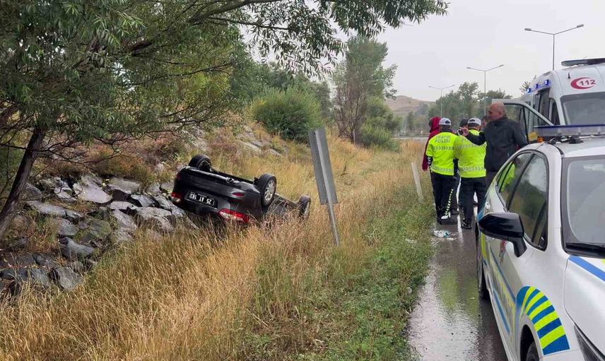 Sağanakta kayan belediye aracı Erzurum-Pasinler yolunda ters döndü