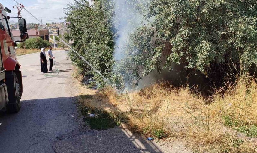 Özalp'te bahçe yangını itfaiyenin müdahalesiyle kontrol altına alındı