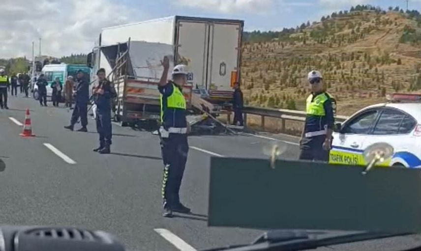 Sivrihisar Bademlik'te arkadan çarpma: kamyonet hurdaya döndü, 1 kişi hayatını kaybetti