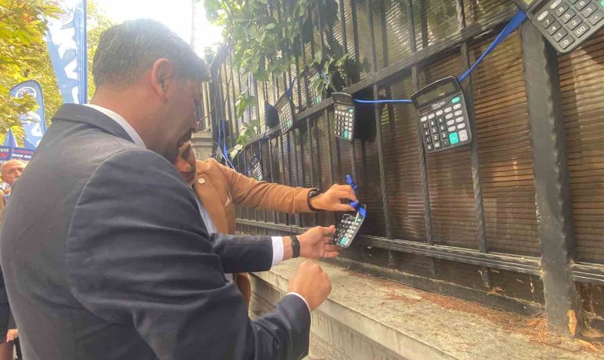 Kamu çalışanları ve emekliler TÜİK önünde enflasyon verilerini protesto etti