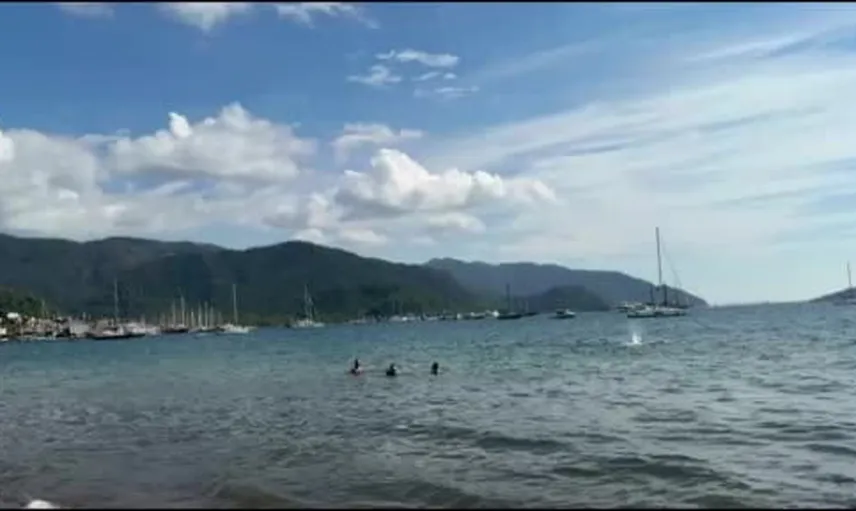 Marmaris'te yazdan kalma ekim günleri turistleri sahile çekti