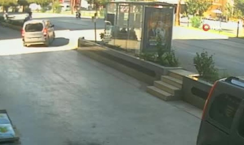 Alanya'da kontrolden çıkan otomobil önce yayaya sonra otobüs durağına çarptı