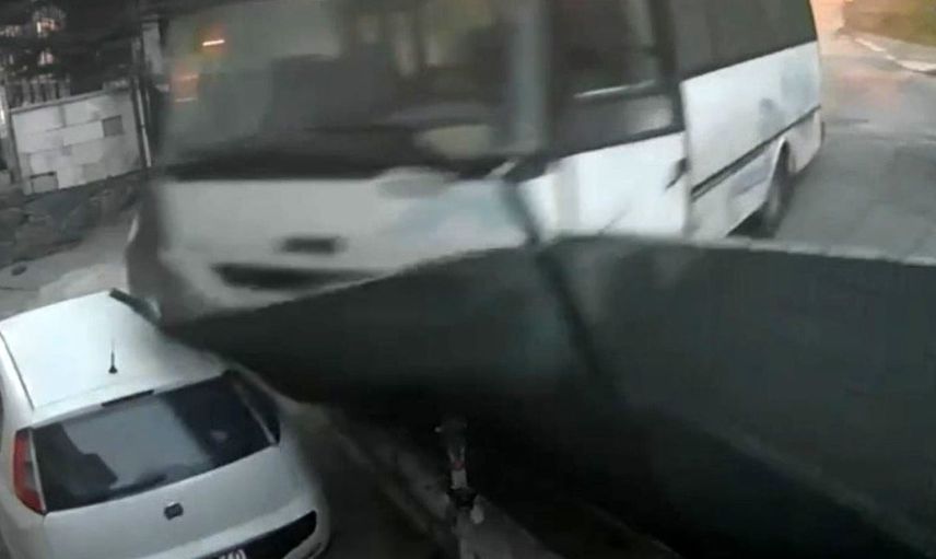 Sürücünün indiği midibüs freni boşalınca iki katlı evin bahçesinde durdu