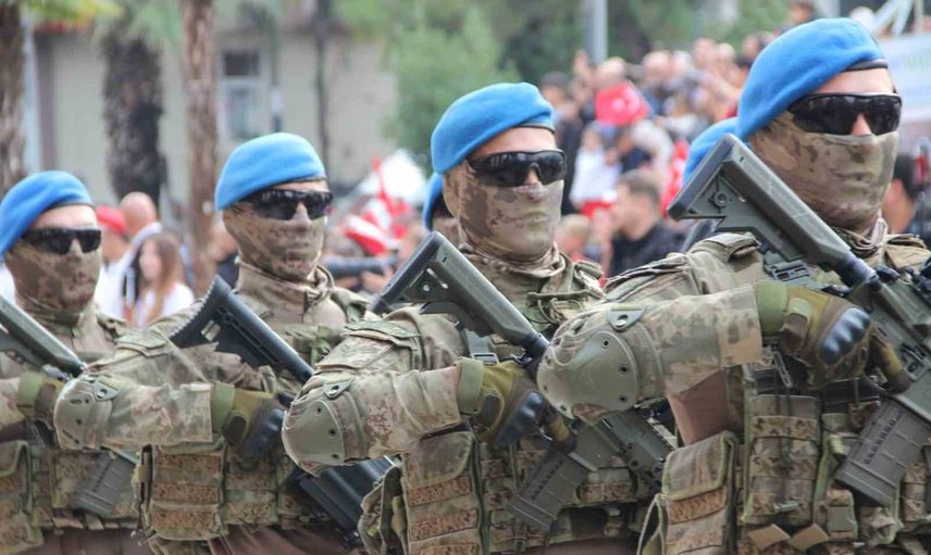 Manisa'da 103. yıl coşkusunu komandoların gösterisi taşıdı