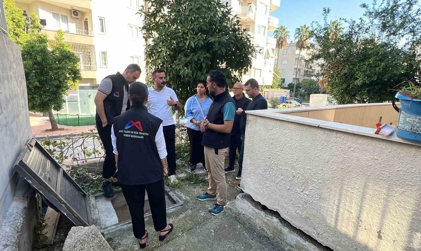 Zemin çökmesi rögar taşmasına bağlandı, 40 kişi tahliye edildi