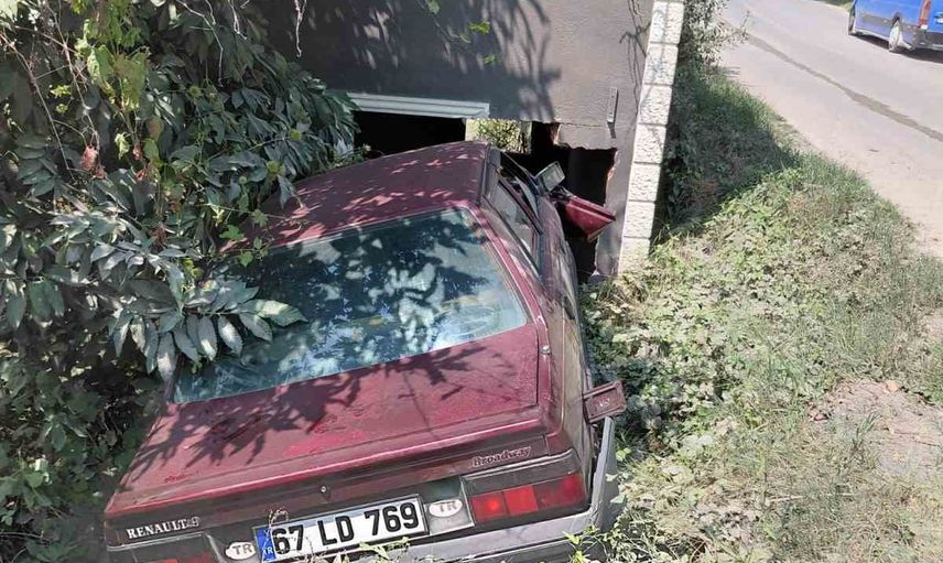 Alaplı'da kepçeyi atlatmaya çalışırken boş kulübeye çarpan sürücü yaralandı