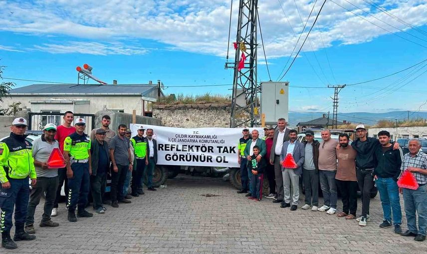 Görünür olmak hayat kurtarır: Çıldır'da jandarmadan traktörlere reflektör uygulaması